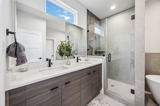 Photo - 303 Charlock St