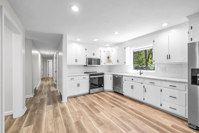 Photo - 557 Maple Rd
