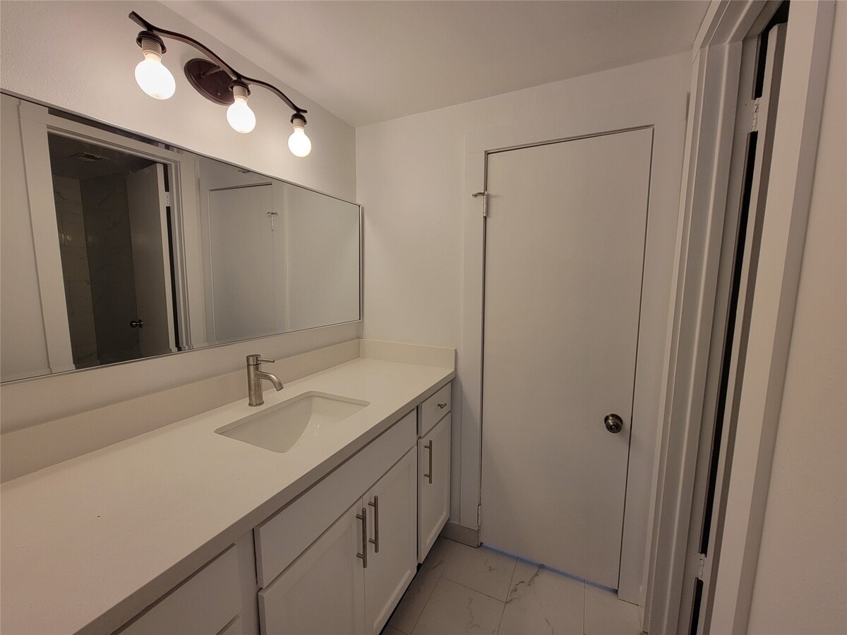Photo - 1808 Saxony Ln