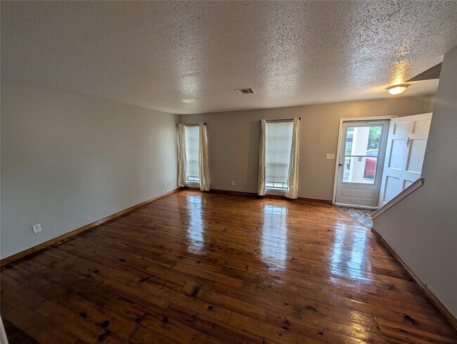 Photo - 1305 Rebecca Ln