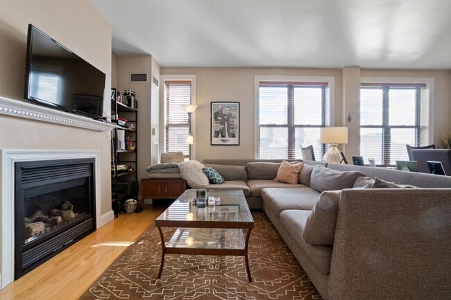 Building Photo - 1723 Washington St Unit 402