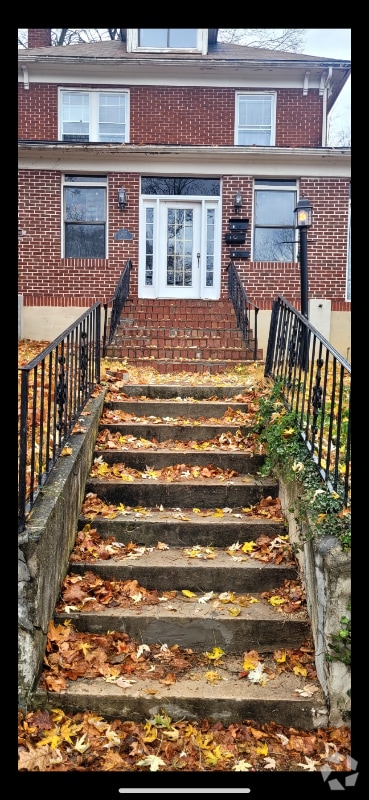 Building Photo - 425 Pine Ave Rental