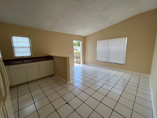Building Photo - Dorian 1058-60 Unit 1058