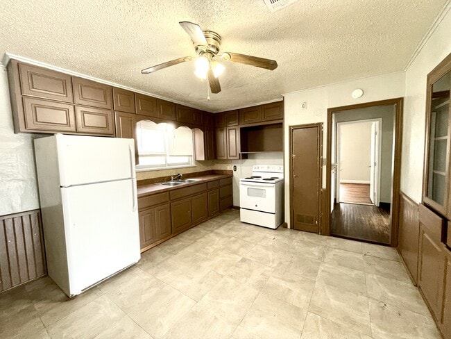 Photo - 111 5th Ave NW