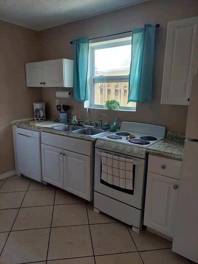 Photo - 931 Coconut Cir W