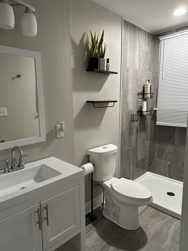 Baño - 1161 Michigan Ave. Unidad 1161 Michigan Ave