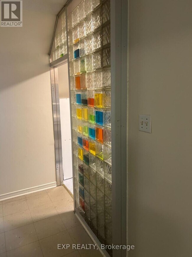 Photo - 263 Dundas St E