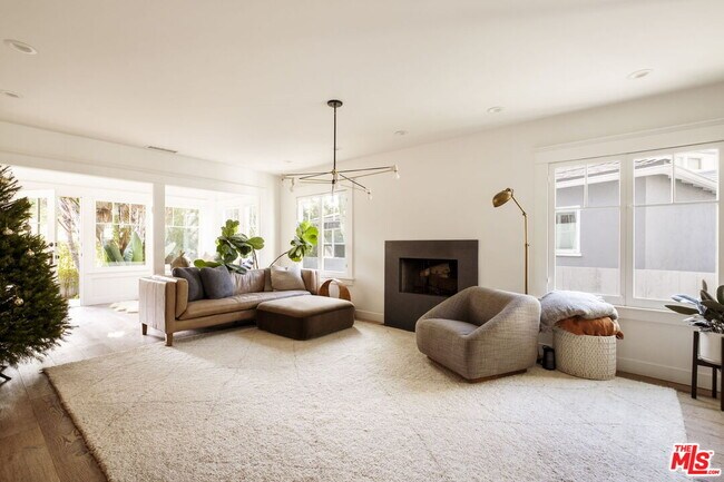 Photo - 601 Crestmoore Pl