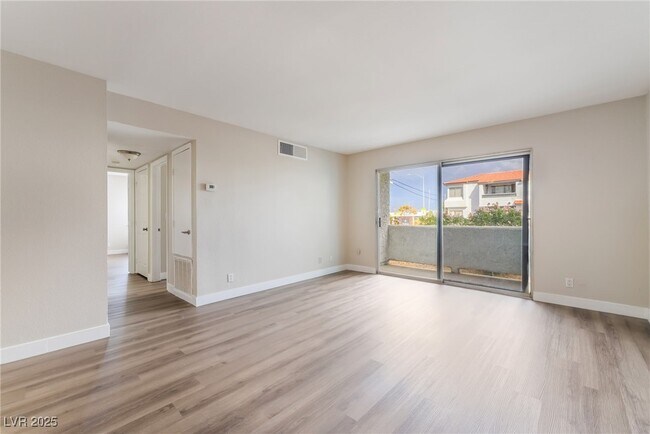 Photo - 1455 E Katie Ave Unidad D15