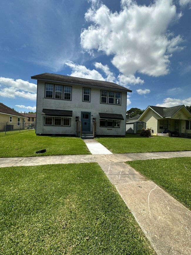 Building Photo - 3205 Illinois St Unit 1