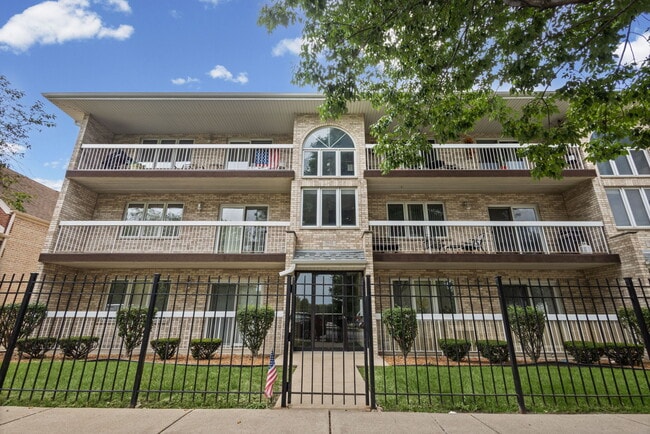 Across from Wentwork Park - 5632 S Narragansett Ave Unit 204