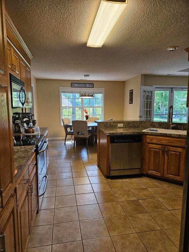 Photo - 2947 Sylvan Way