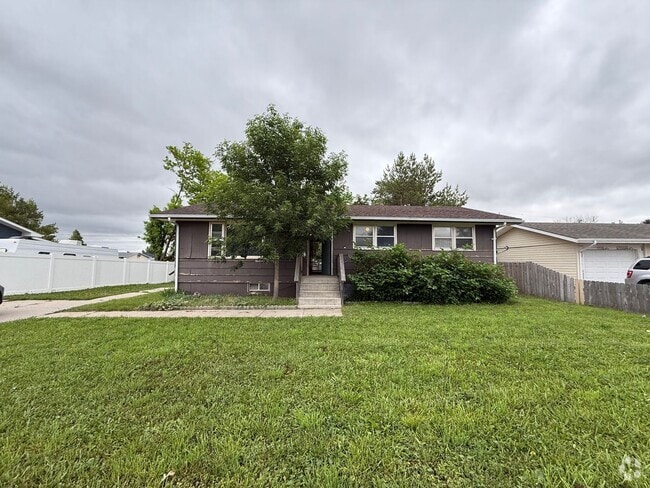 Building Photo - Three bedroom, Two bathroom home located i...