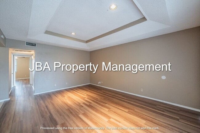 Photo - 807 White Rock St