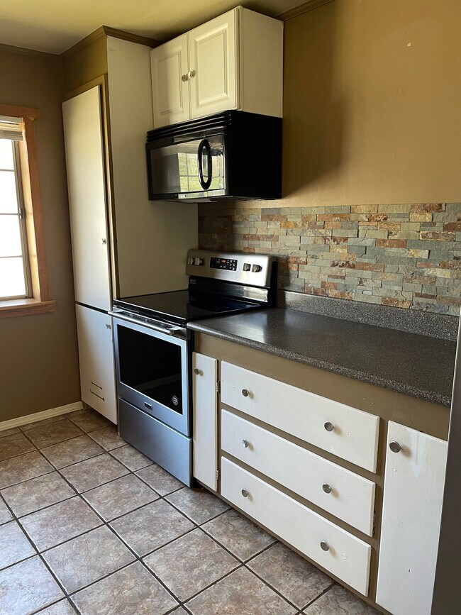 Photo - 405 S West St