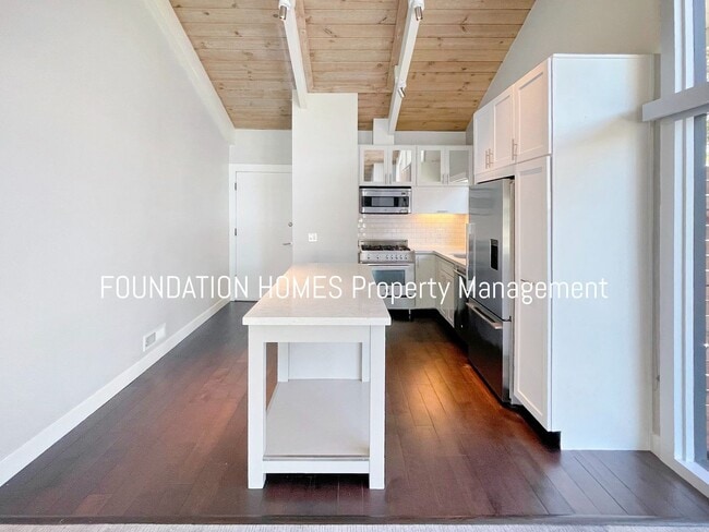 Photo - VIDEO - Live off a Marina - High-End Finis...