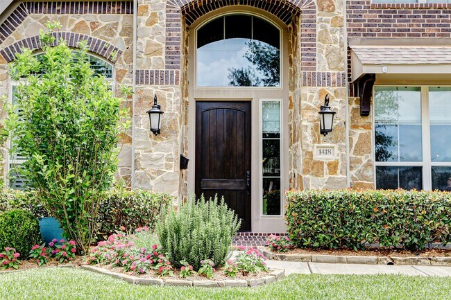 Building Photo - 1418 Du Barry Ln