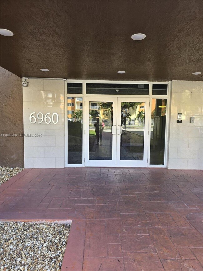 Photo - 6960 Miami Gardens Dr Unit 2-420