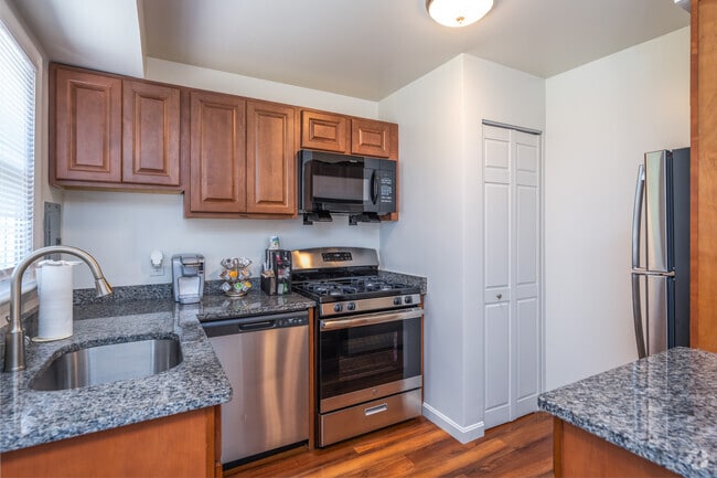 2BR, 1BA - 985SF - Kitchen