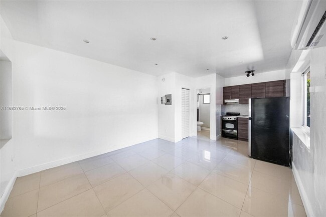 Photo - 551 NE 61st St Unidad 5