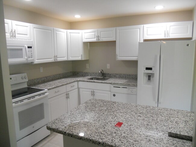 Building Photo - 7 Rockford Rd Unit E-25