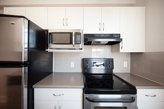 1BDR - Kitchen - 370 Stradbrook Apartment