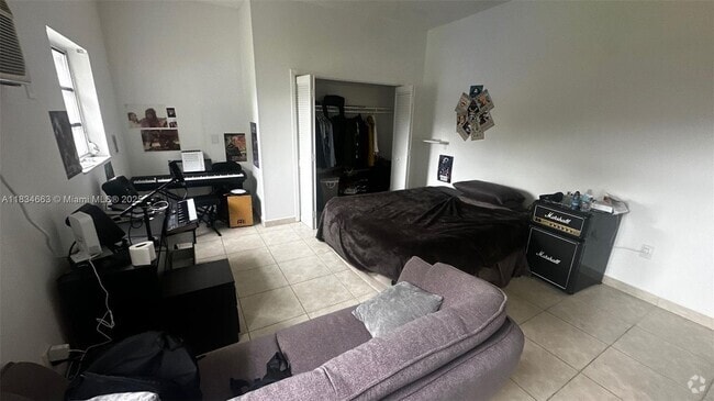 Building Photo - 2944 SW 25th Ter Unit STUDIO-STUDIO Rental