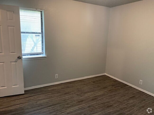 Building Photo - 2 Bedroom Townhome Unit 94