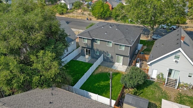 Photo - E. 7th Duplex Unidad 2324