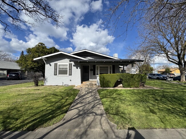 MOVE IN SPECIAL!! 
Welcome to this charming 1-bedroom, 1-bathroom home located in a convenient Me...