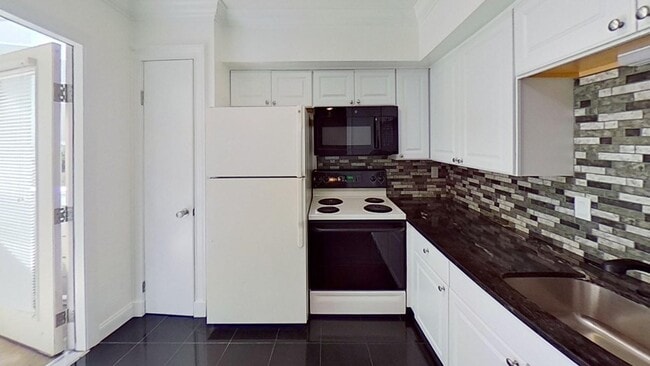 Building Photo - 26 Beacon St Unit 28B Rental