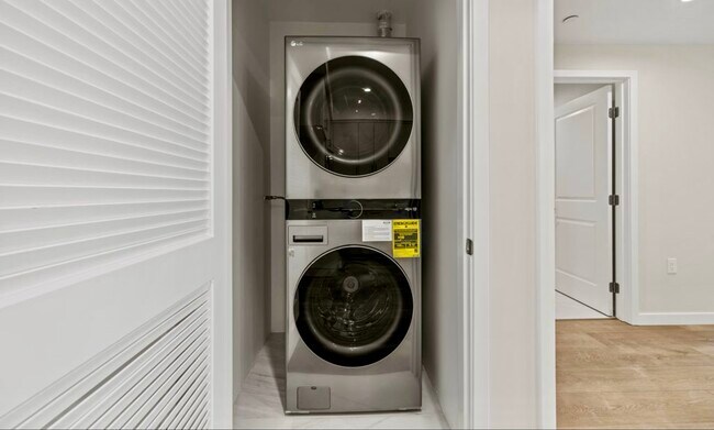 Photo - 423 Oak St Unidad 301frontcorner