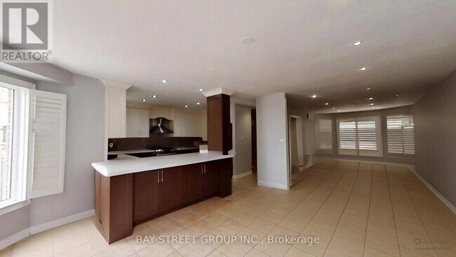 Photo - 98 Royalpark Way