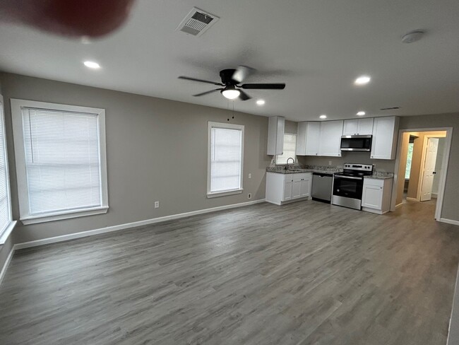 Una hermosa sala de estar y cocina de concepto abierto. - 2245 E Overton Rd