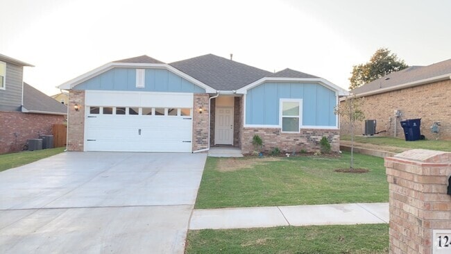 Building Photo - 3 Bedroom 2 Bathroom 2 Car Garage Home in ...