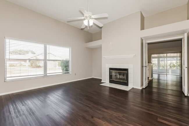 Photo - 1611 Bent Pine Way