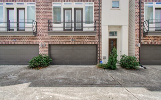 Building Photo - 5521 Larkin St Unit B