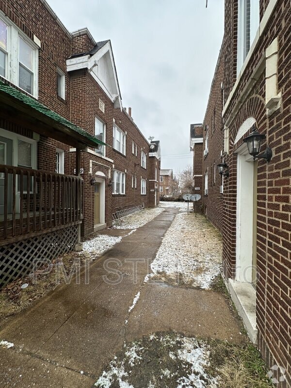 Building Photo - 3891 Meramec St Unit Apt 203