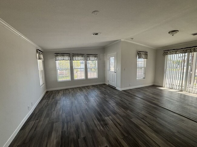 Photo - 940 W Roseau Ave