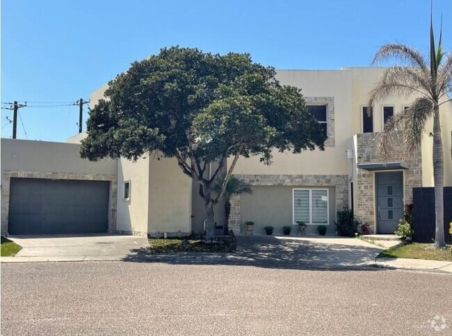 Building Photo - 2404 S 43rd St Rental