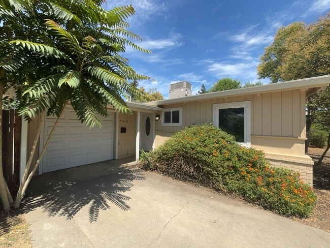 Building Photo - Updated 3 bedroom close to downtown and UC... Rental
