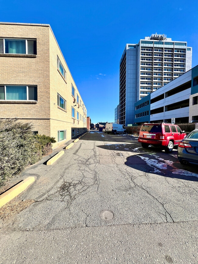 Experimente la vida urbana con la combinación perfecta de encanto y modernidad. - Flats at Sloan's Lake West