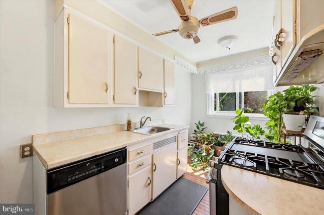 Photo - 1043 N 68th St