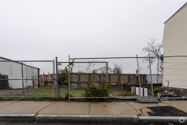 Building Photo - 75 Willow