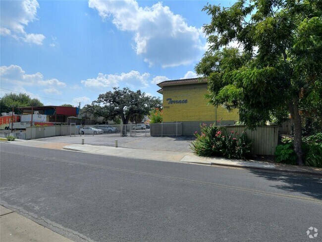 Building Photo - 2302 East Side Dr Unit 16 Rental