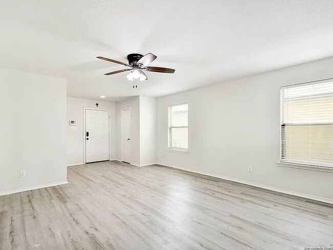 Photo - 7711 Stable View