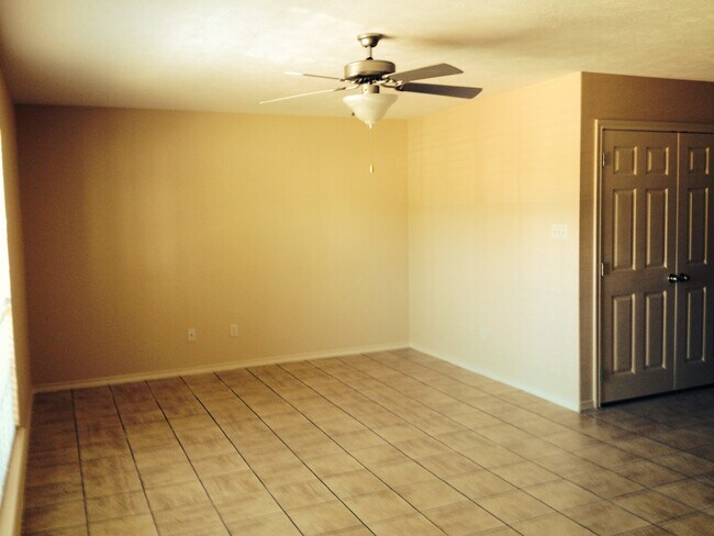 Large living/dining area - 3413 Rice St