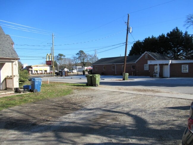 Photo - 1404 Maple St