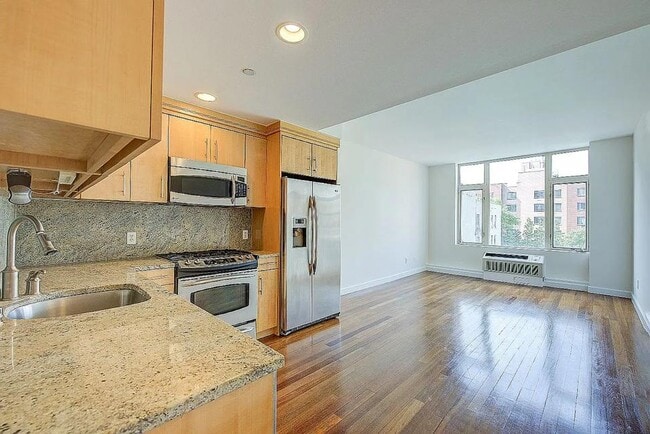 Photo - 161 E 110th St