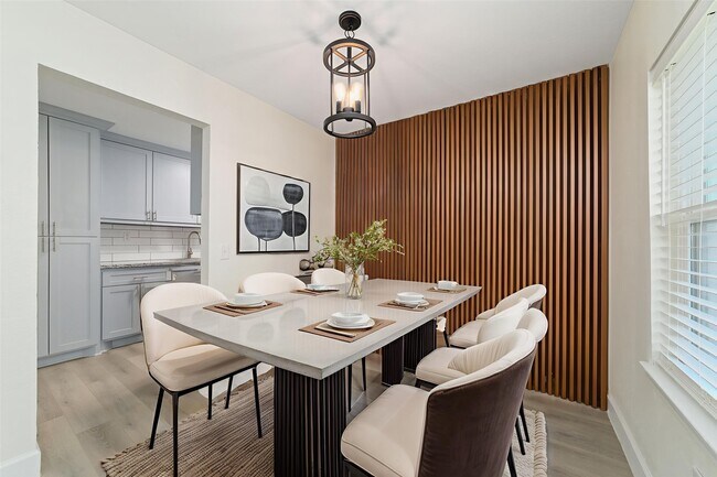 Photo - 714 E 43rd St